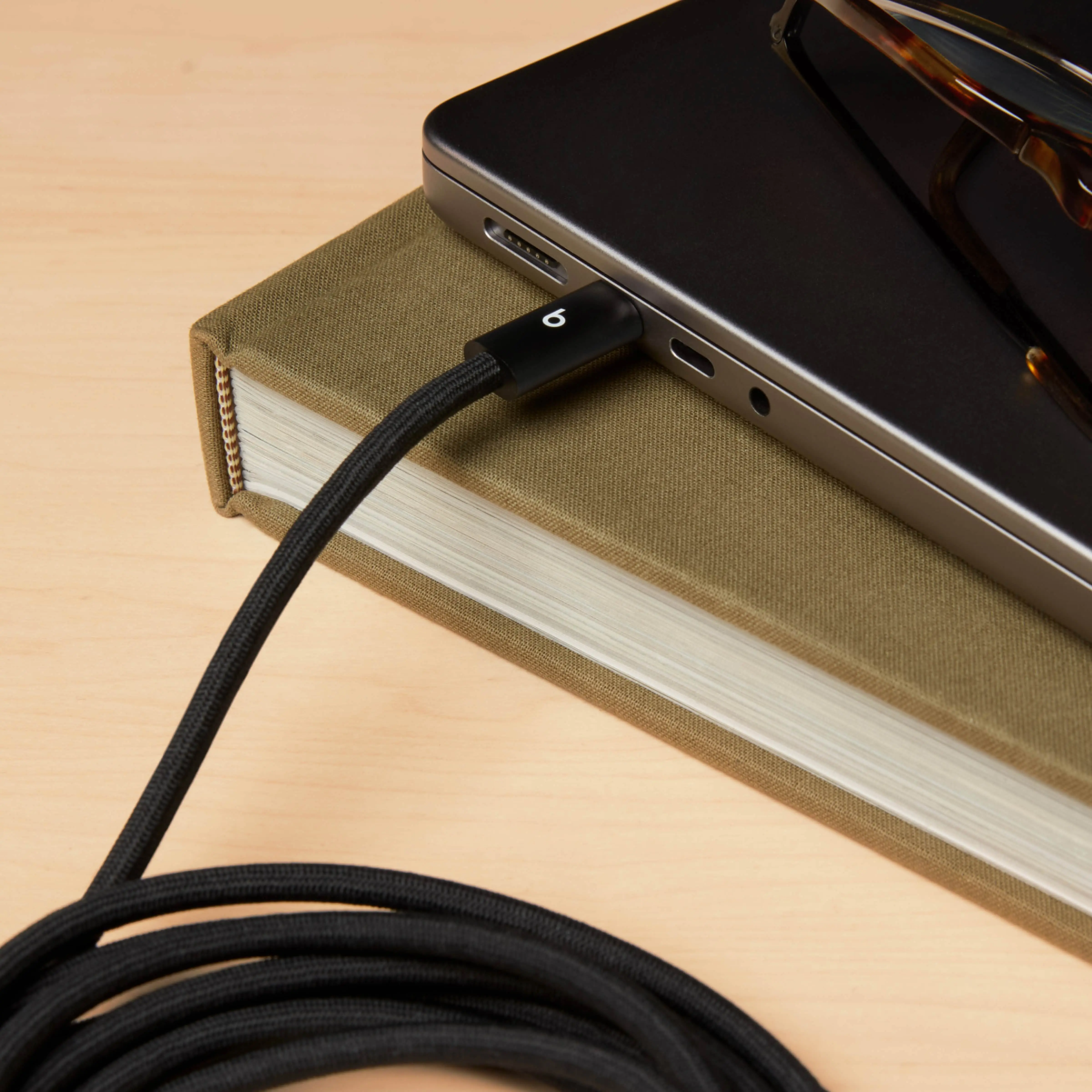 Beats 240W Usb-C To Usb-C Braided Cable (10 Ft) - Bolt Black - Image 2
